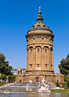街のシンボルは歴史ある給水塔